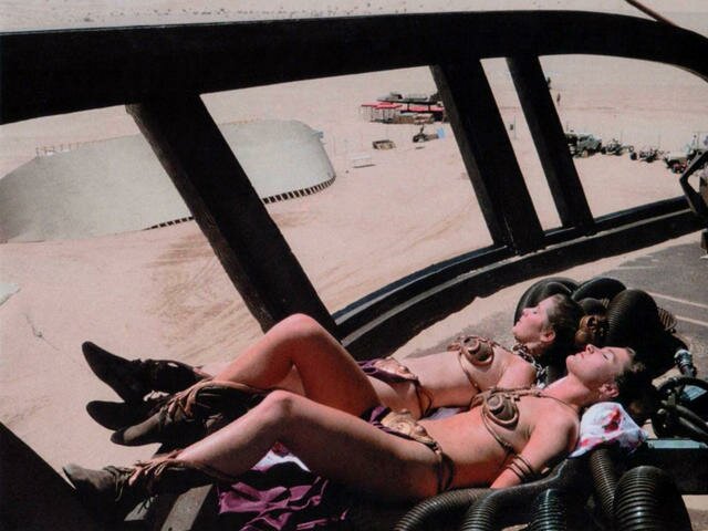 Here's an onset shot of Carrie Fisher top in her iconic bikini Leia 